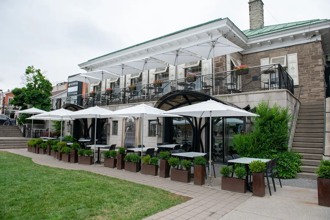 The garden patio with white umbrellas at 7 Enoteca